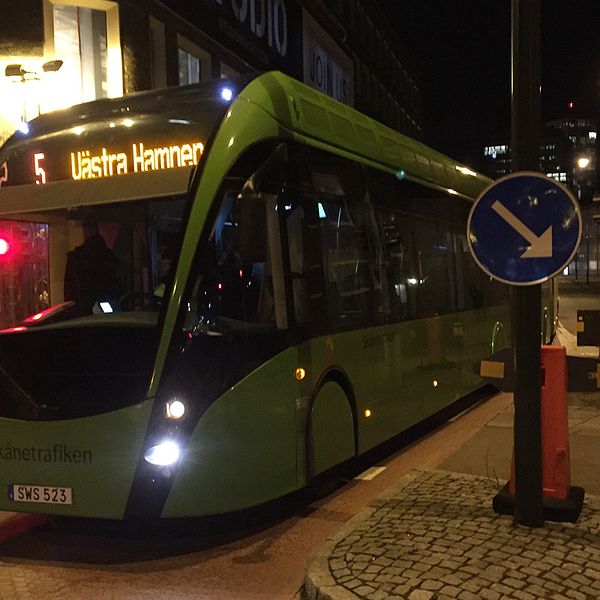 Buss fastnade vid Klaffbron i Malmö.