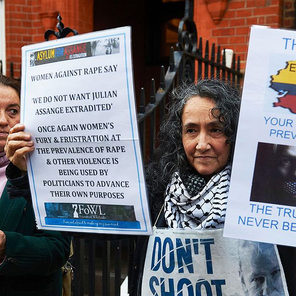 Demonstranter utanför Ecuadors ambassad i London.