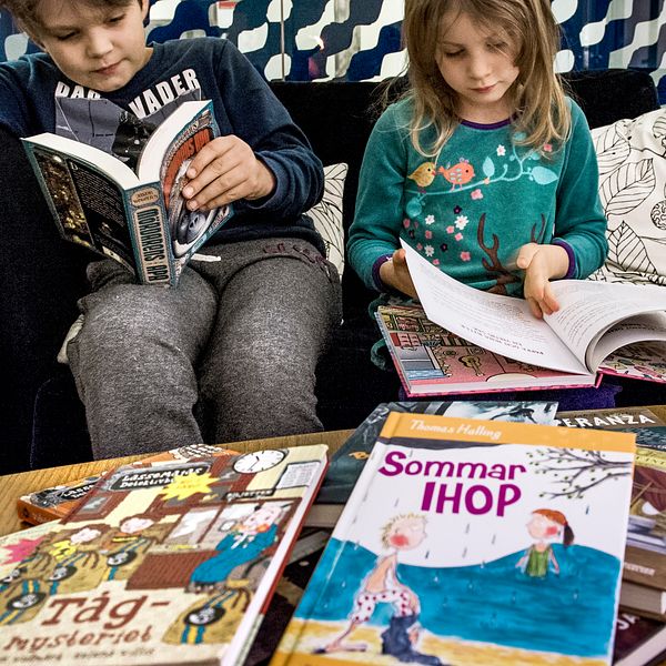 Skildringar av krigslekar i barnböcker väckte en stor men bortglömd debatt på 1970-talet. Nu uppmärksammas ämnet igen i forskningen i litteraturforskningen och av Svenska barnboksinstitutet.