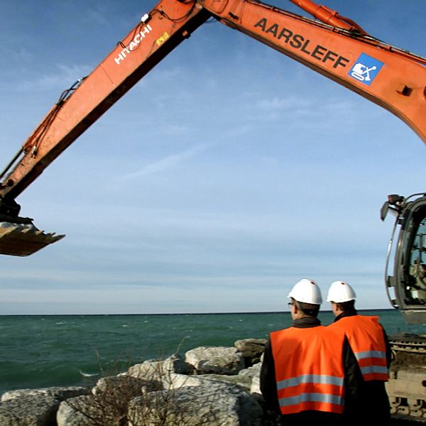 Grävmaskin i Visby hamn.