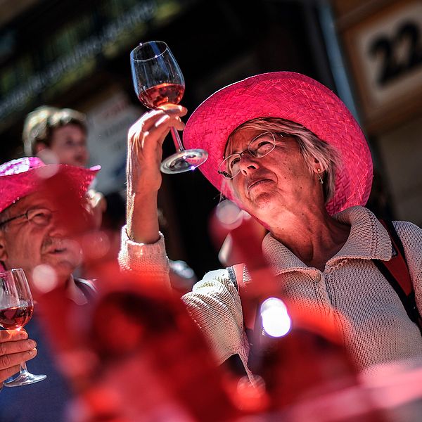 Ett äldre par provar rosévin.