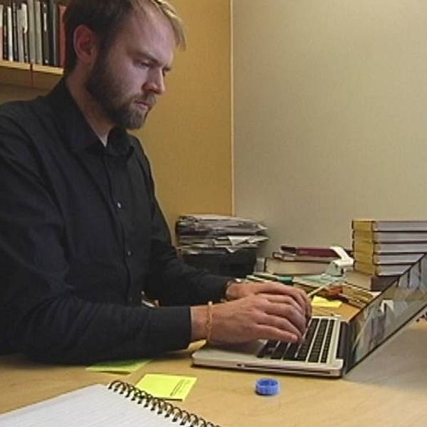 Pastor skriver på sin laptop