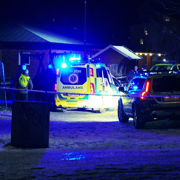 Polis och ambulans på plats