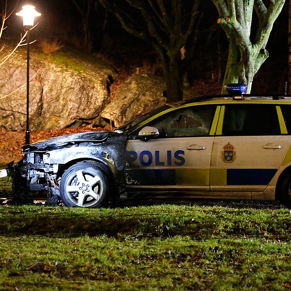 Ppolisbil sattes i brand i Östberga i södra Stockholm.