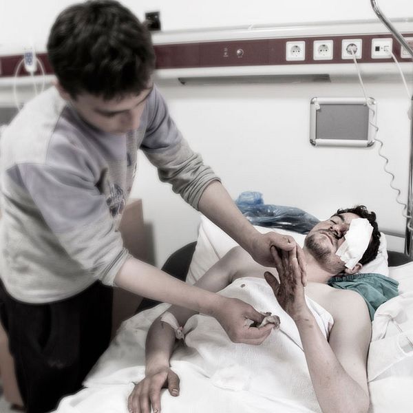 På blodiga lakan vilar Kasem Hussein på ett sjukhus i Kilis i sydöstra Turkiet. Han skadades svårt när en granat slog ner intill hans hem i Syrien