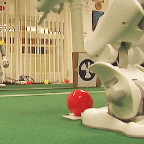 Robotar spelar fotboll.