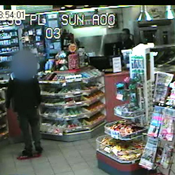 Övervakningsbilder från en bensinstation.