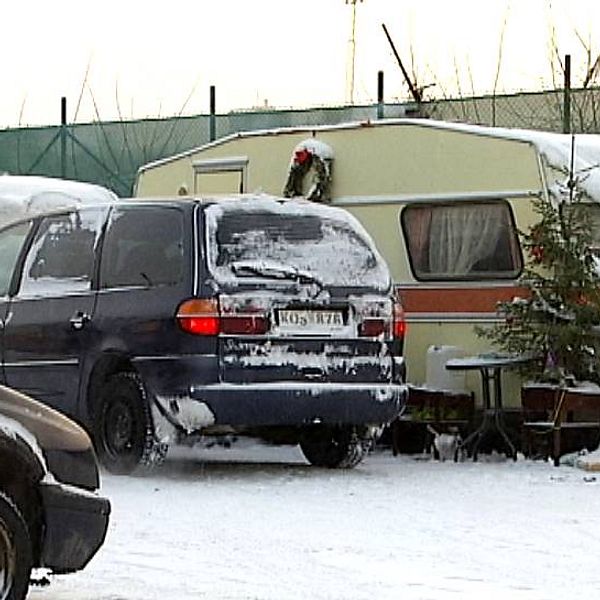 Husvagnar och bilar i migranternas läger på Södra kajen i Sundsvall.