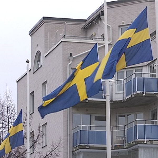 Flaggor vajandes på halvstång i Märsta