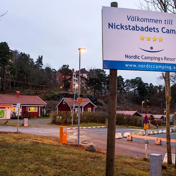 I bilarna hittades påkar, knivar, järnrör och yxor. När männen greps befann de sig inte långt från ett asylboende i vid Nicksta Camping (bilden) i Nynäshamn som polisen misstänker var målet för en attack.
