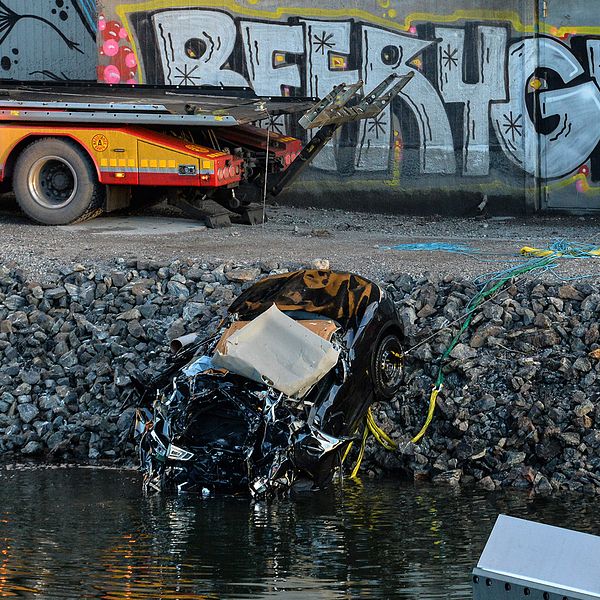 Bärgning efter att bil med tre personer i körde av bro i Södertälje