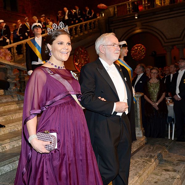 Kronprinsessan Victora tillsammans med nobelpristagaren Arthur B. McDonald vid Nobelbanketten 2015.