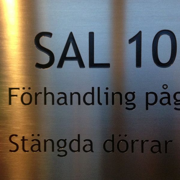 Skylt utanför rättssal: Förhandling pågår, stängda dörrar