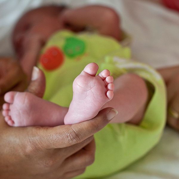 Bebis född till ett brittiskt par via indisk surrogatmamma.