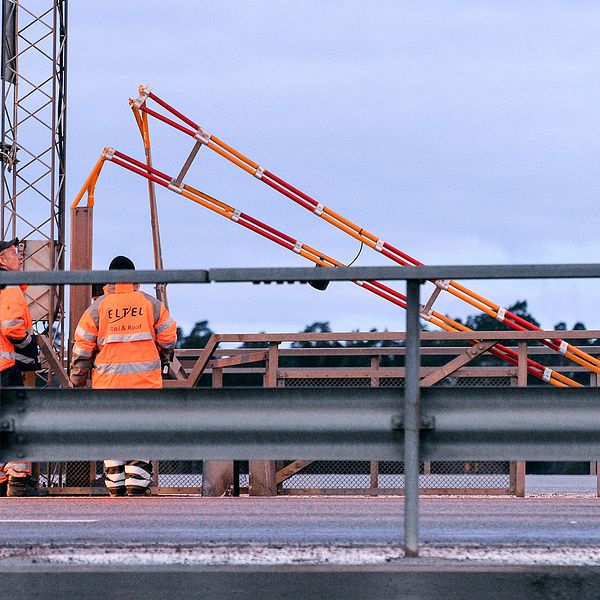 En av bommarna som forcerades på motorvägsbron i Södertälje.