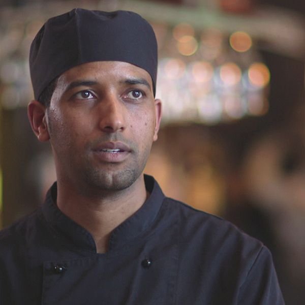 Abdulhafiz Adem jobbar som kock på en restaurang i Stockholm.