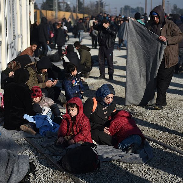 Flyktingar vid ett flyktingläger i området Idomeni vid gränsen mellan Grekland och Makedonien.