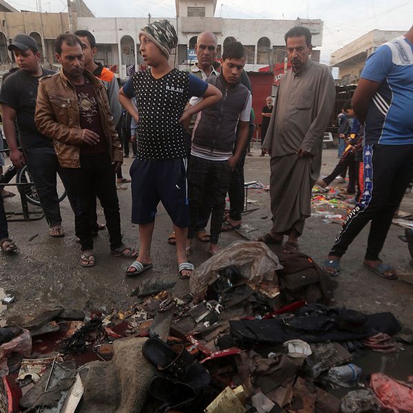 En bomb har exploderade på en marknad i Iraks huvudstad Bagdad och dödat minst 70 personer.