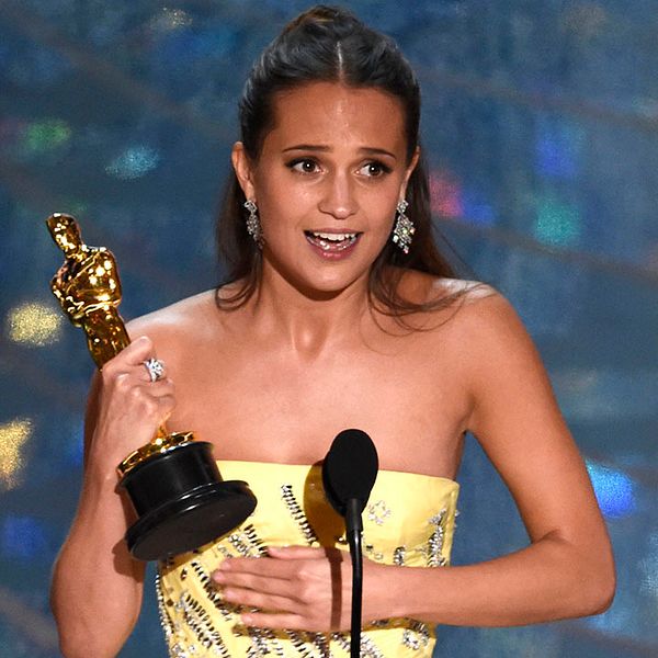 Alicia Vikander med sin Oscar för bästa kvinnliga biroll.