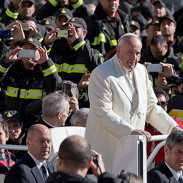 Påve Franciskus, här på Petersplatsen, håller mässa på stadion i Malmö den 1 november.