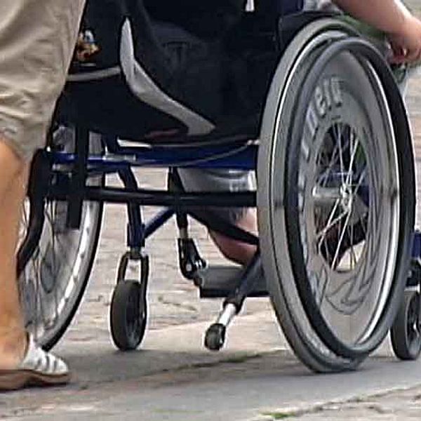 Kvinna som kör rullstol