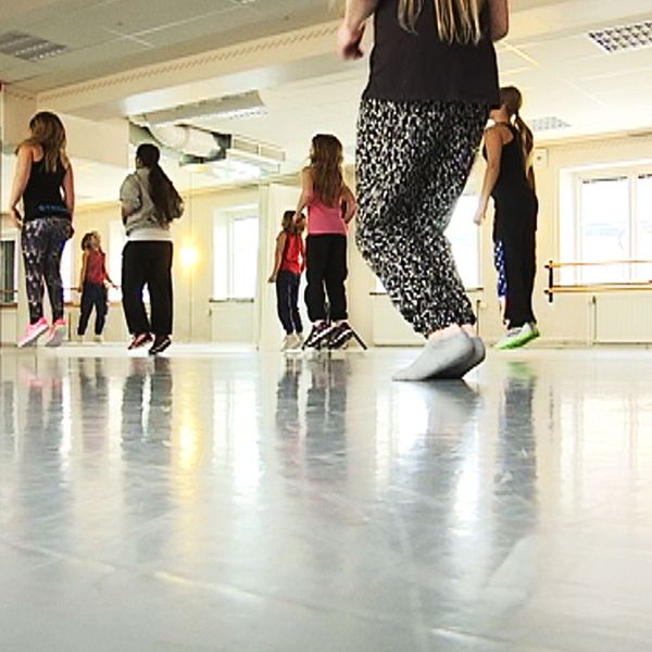 Barn dansar i gymnastikhall, Karlskoga