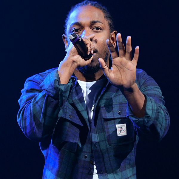 Kendrick Lamar framträder på Grammysgalan.