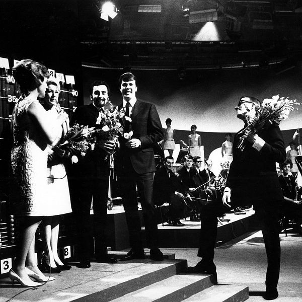 Östen Warnerbring segrade i Melodifestivalen 1967. I bilden syns hans tillsammans med textförfattarinnan Patrice Hellberg och kompositörerna Marcus Österdahl och Curt Peterson.