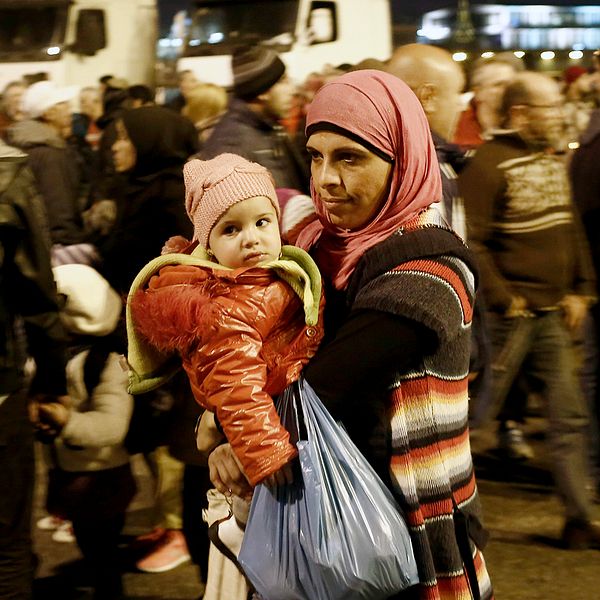 Flyktingar som precis kommit till Grekland och väntar på att kunna komma vidare in i Europa.