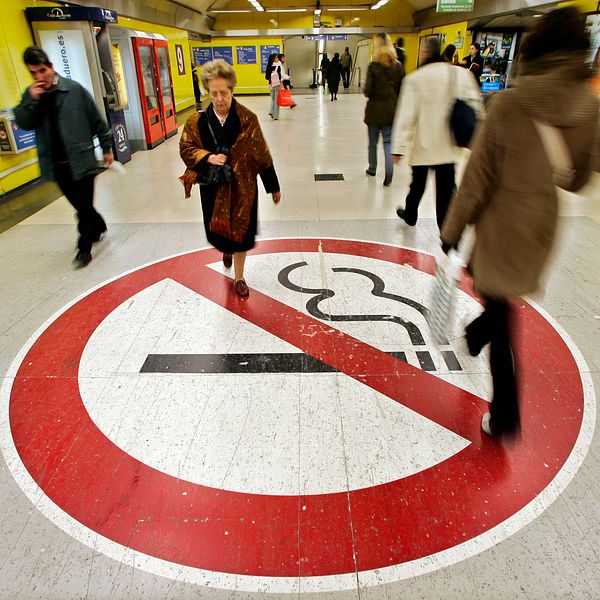 Rökförbud, Madrids tunnelbana, 14 december, 2005.
TT: ”Spain has launched a campaign to make smokers aware of the need to respect no-smoking spaces. ” (AP Photo/Daniel Ochoa de Olza)