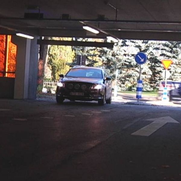 Personalen kan få betala mer än dubbelt så mycket för att parkera vid Akademiska. Även för besökarna planerar landstinget att höja avgifterna.