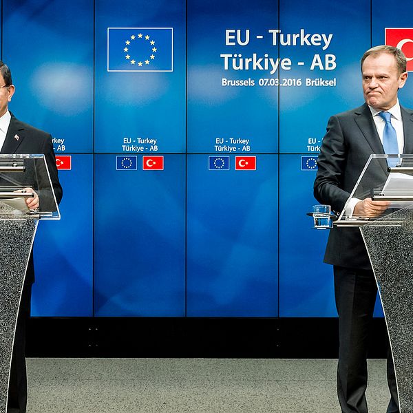 Turkiets premiärminister Ahmet Davutoglu bredvid Donald Tusk efter mötet i Bryssel.