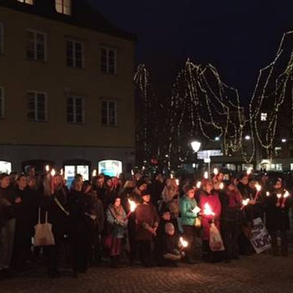 Uppsala tjejjour arrangerade ett fackeltåg genom Uppsala på internationella kvinnodagen.