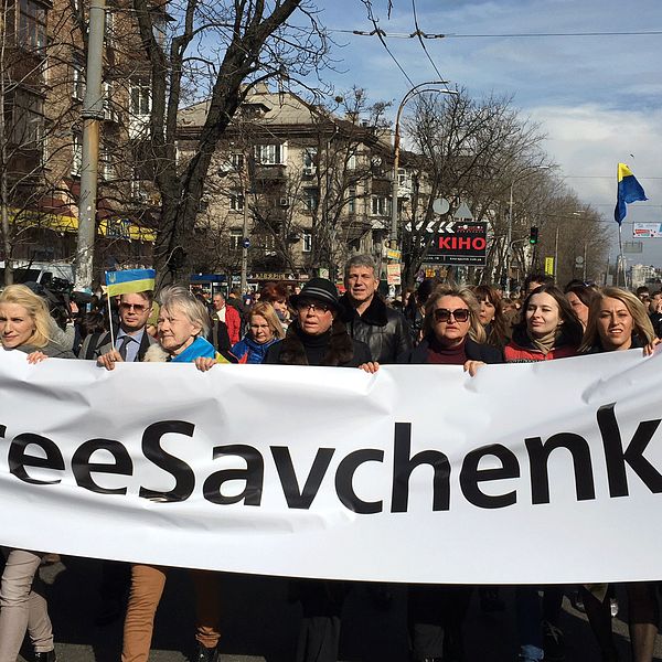 Demonstrationer vid ryska ambassaden i Kiev.