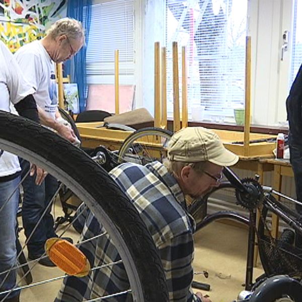 Föreningen reparerar och skänker cyklarna