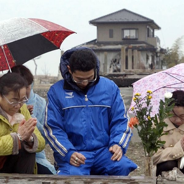 Familjen Matsukura vid platsen där deras anhöriga försvann under katstrofen 2011.