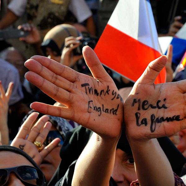 Demonstranter i Libyens andra stad Benghazi tackar Storbritannien och Frankrike för den militära insatsen i Libyen 2011.