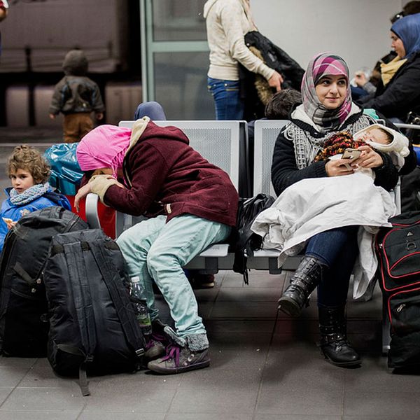 Flyktingar väntar på att få lämna Rostock med färjan till Trelleborg i november 2015.