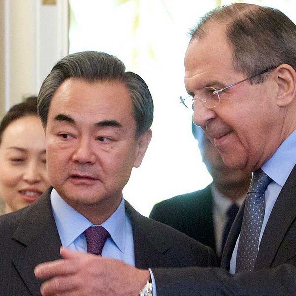 Rysslands utrikesminister Sergej Lavrov(t.h.) och hans kinesiske kollega Wang Yi.