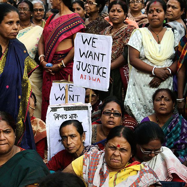 Kvinnor i en demonstration för hårda straff i samband med en uppmärksammad våldtäkt i indiska Kamduni. Protesten ägde rum i slutet av januari.