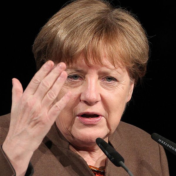 Förbundskansler Angela Merkel försvarar en kontroversiell uppgörelse med Turkiet i flyktingfrågan som ”förnuftig och kostnadseffektiv”.