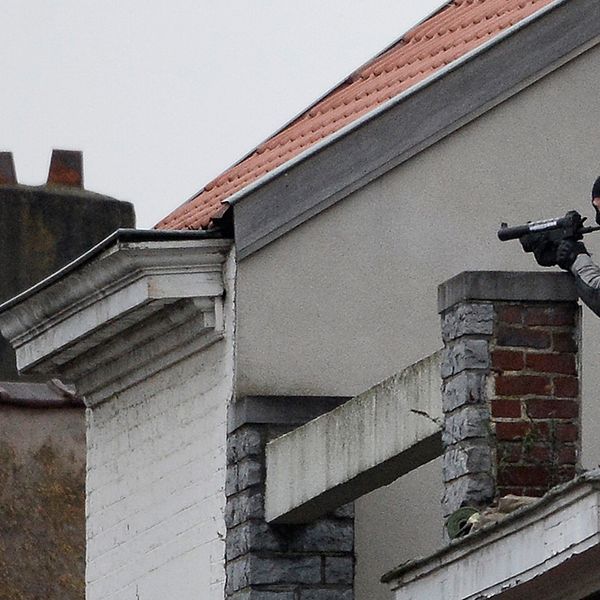 En soldat ur den belgiska specialstyrkan på ett hustak vid insatsen.