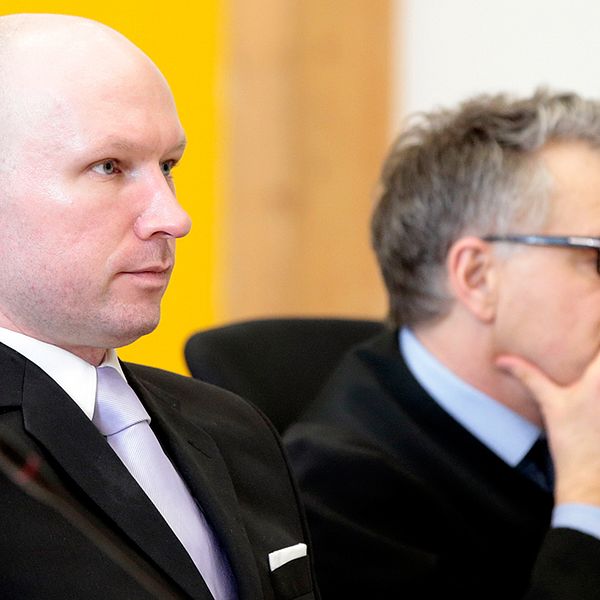 Anders Behring Breivik satt tillsammans med sin försvarare, advokaten Öystein Storrvik.