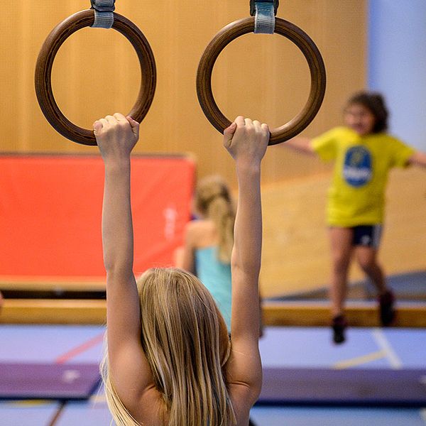 Flicka på gymnastiklektion