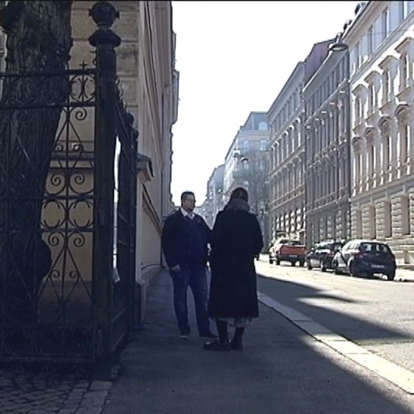 Två personer, en intervjuperson och en reporter, syns i motljus på en gata i Göteborg.