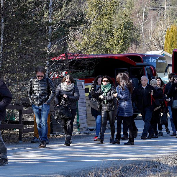 Anhöriga till offren för Germanwings-kraschen anländer till Le Vernet i Alperna.