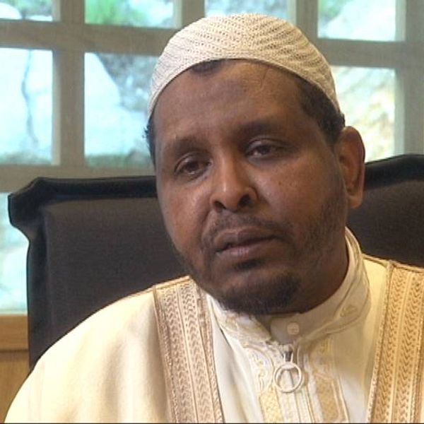Abdul Rashid Mohammed vid Göteborgs moské ger en version i en öppen intervju – och en helt annan i den dolda inspelningen.