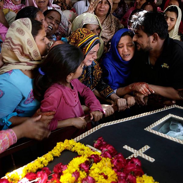Kristna kvinnor sörjer ett av offren för terrordådet i Lahore, Pakistan.