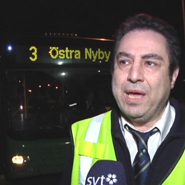 Sharokh rahmani, trafikledare på Gamla Uppsala Buss, blev attackerad av 80-100 ungdomar på Bandstolsvägen.