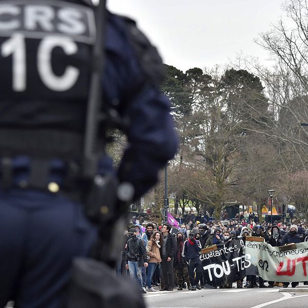 Polis och demonstranter i Frankrike.